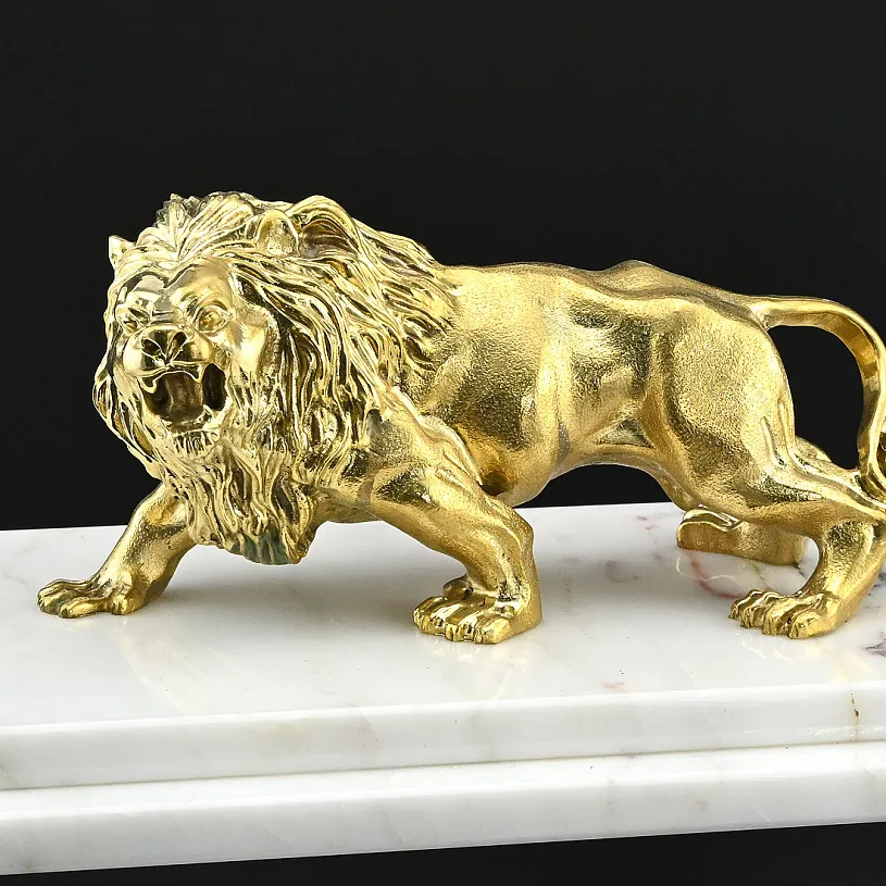 Часы интерьерные из белого мрамора "Лев" 