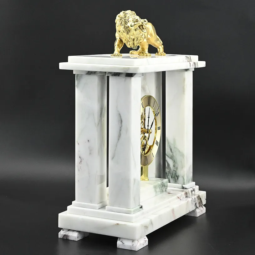 Часы интерьерные из белого мрамора "Лев" 