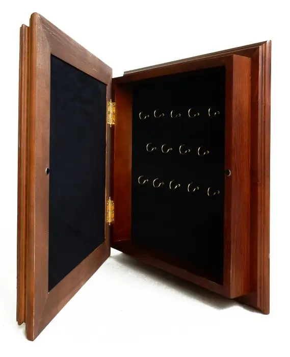 Настенная ключница из дерева "пистолет ТТ с наградами"