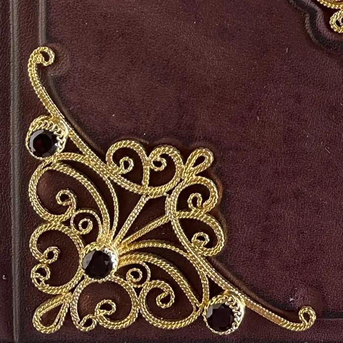 Библия с комментариями, филигранью (золото), гранатами