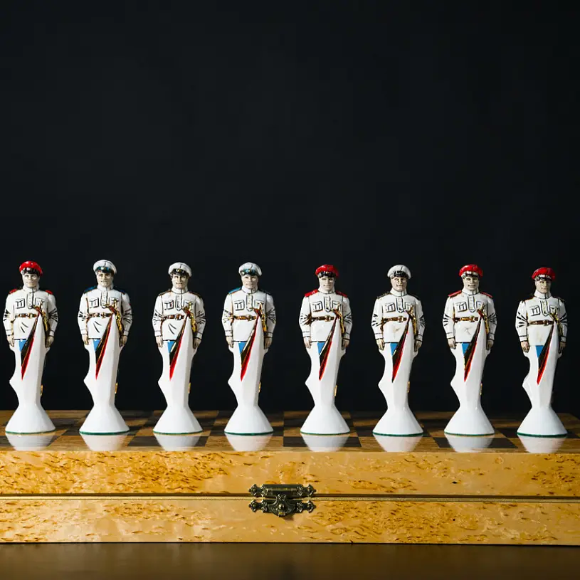 Коллекционные фарфоровые шахматы "Противостояние"
