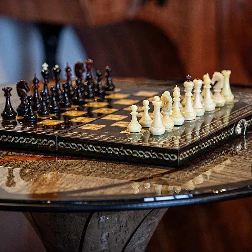 Шахматы из мореного дуба и янтаря «АРАБЕСКИ ТИНА»