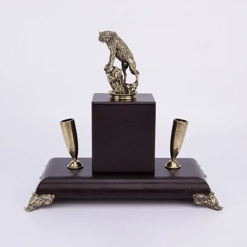 Держатель для письменных принадлежностей с часами "Волк"