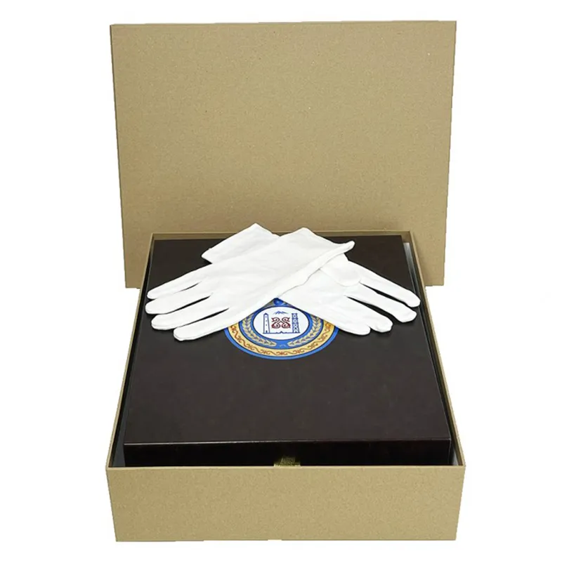 Подарочная книга Чеченцы.(с плакеткой сердце Чечни) 