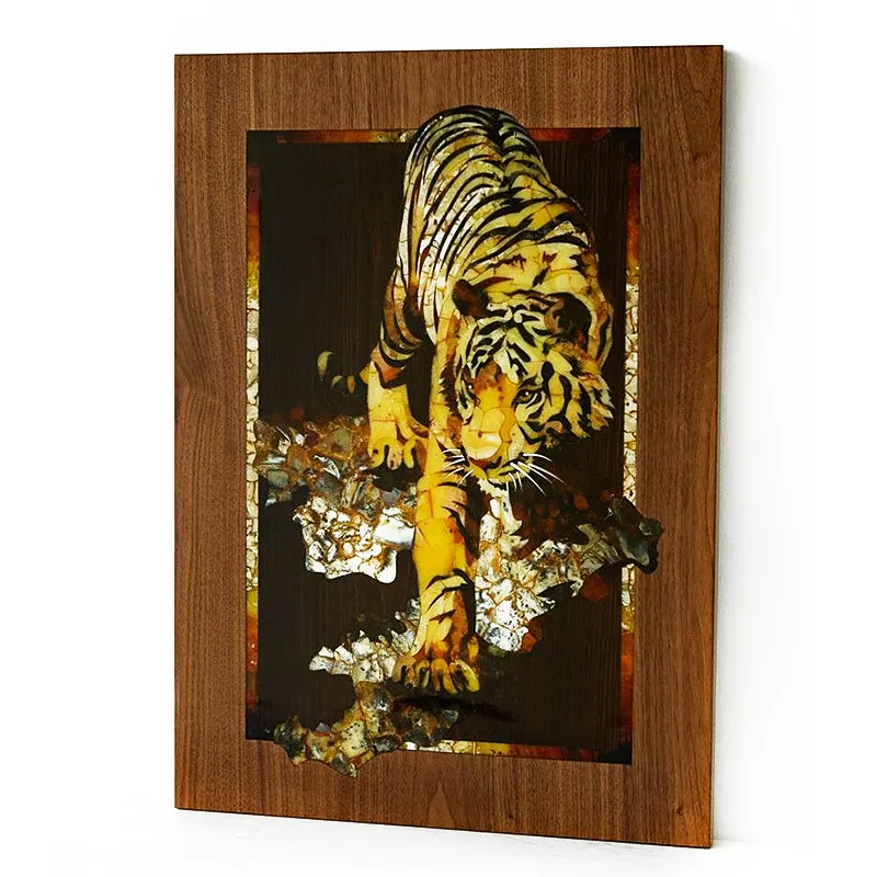 Панно из янтаря «Тигр спускается с горы»
