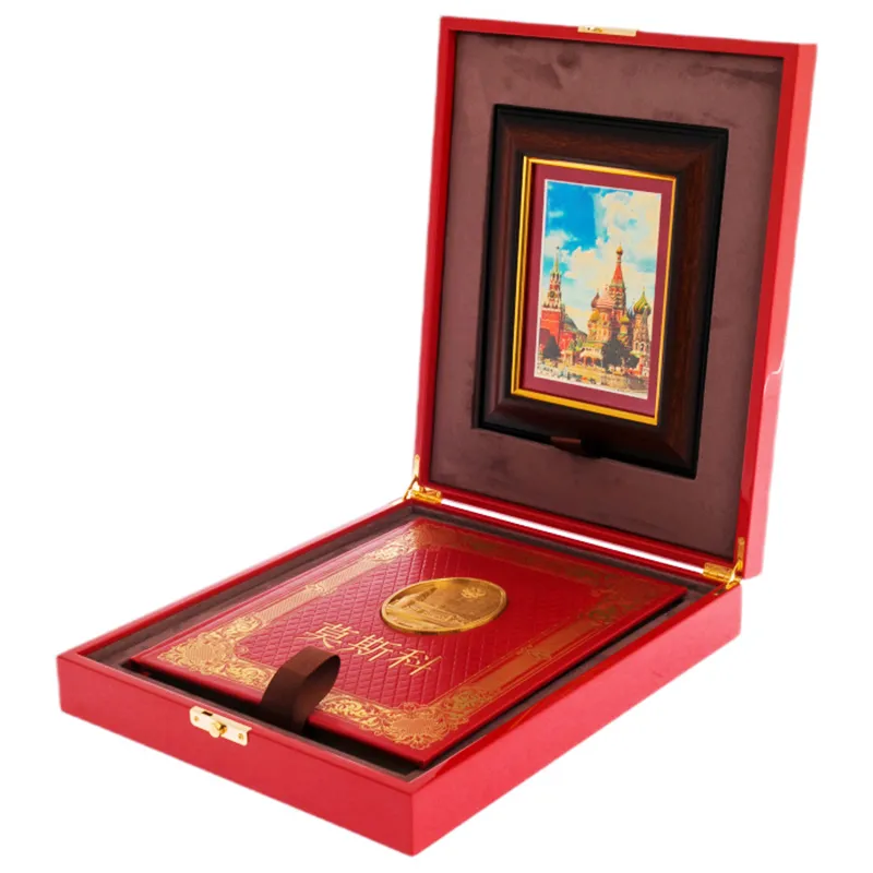 Подарочная книга "Москва" в лакированной шкатулке с картиной (на китайском языке)