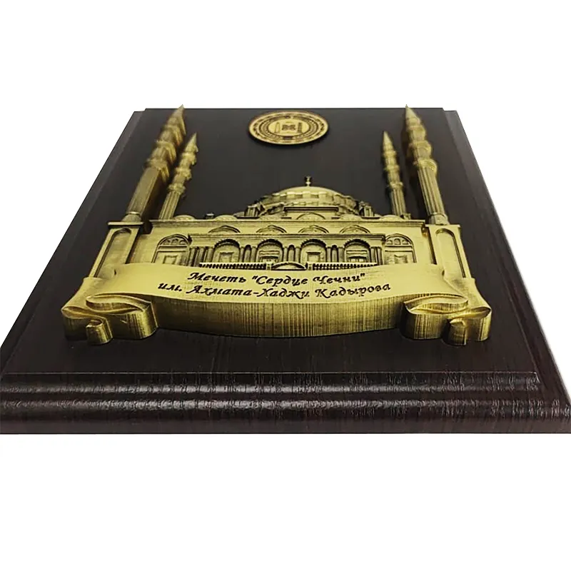 Подарочная книга Чеченцы.(с плакеткой сердце Чечни) 