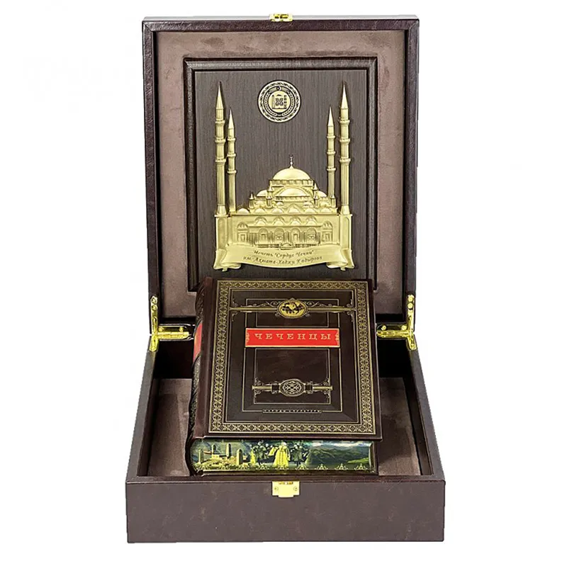 Подарочная книга Чеченцы.(с плакеткой сердце Чечни) 