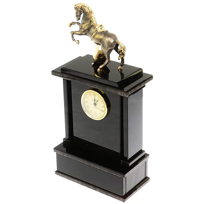 Настольные часы из обсидиана "Конь"