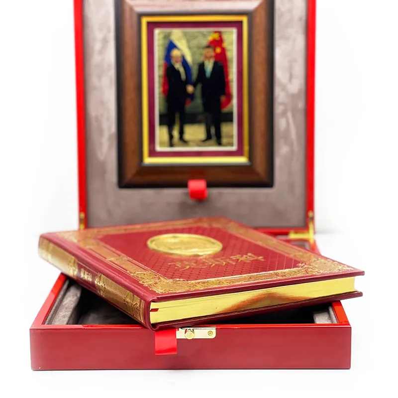 Подарочная книга "Москва" в лакированной шкатулке с картиной (на китайском языке)