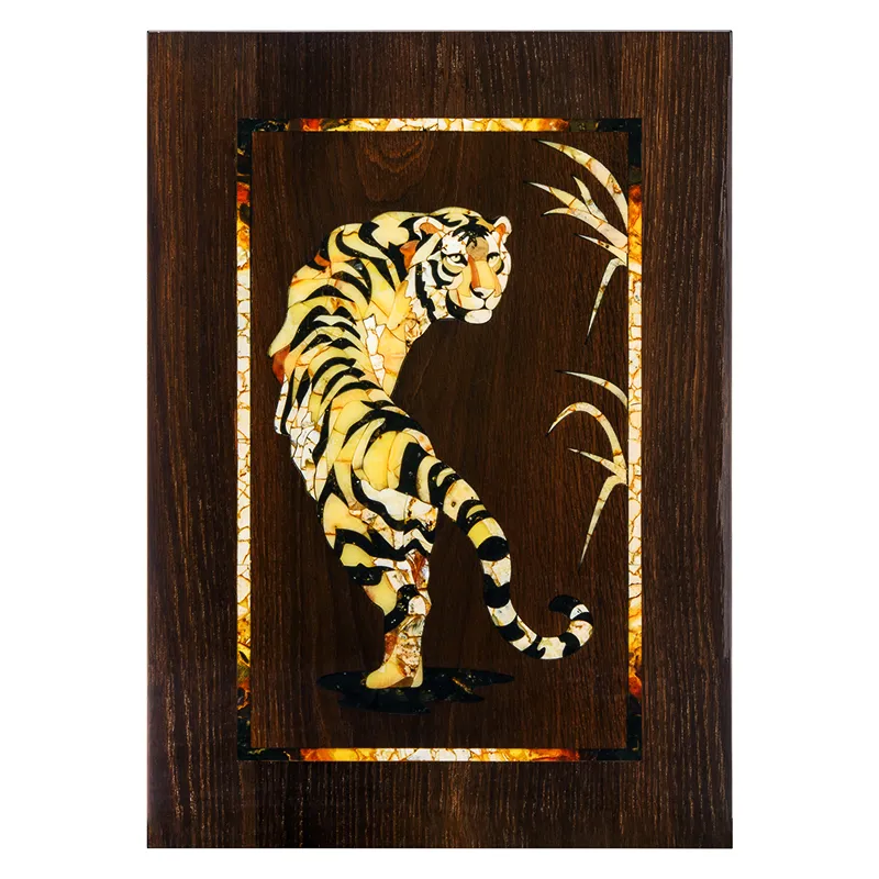 Панно из янтаря «Крадущийся тигр»
