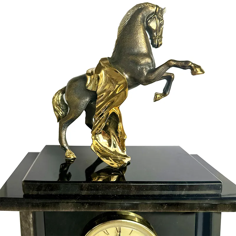 Настольные часы из обсидиана "Конь"