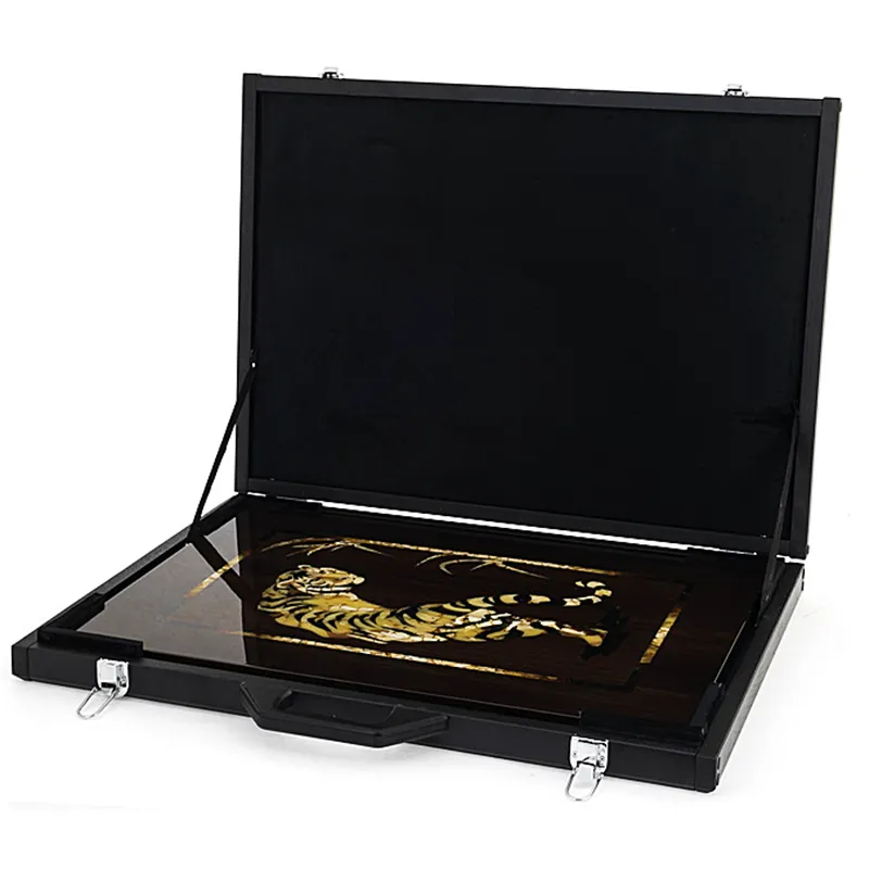 Панно из янтаря «Крадущийся тигр»