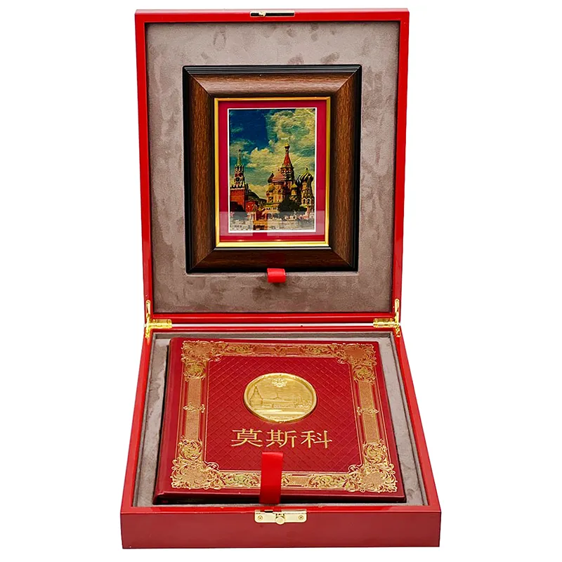 Подарочная книга "Москва" в лакированной шкатулке с картиной (на китайском языке)