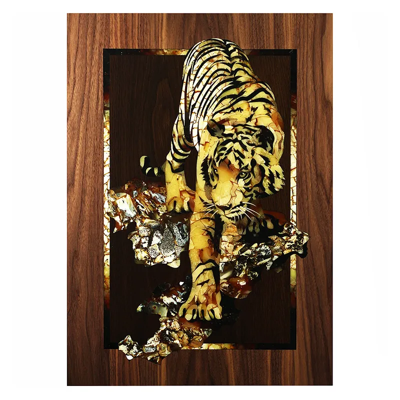 Панно из янтаря «Тигр спускается с горы»