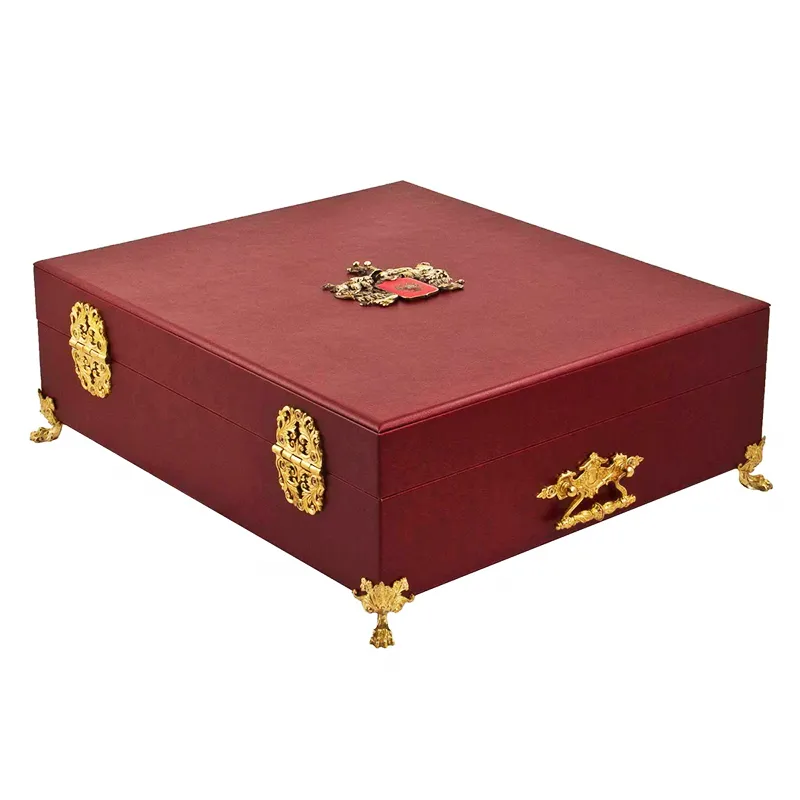 Родословная книга в кожаном переплете и деревяном ларце