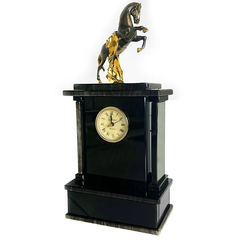 Настольные часы из обсидиана "Конь"