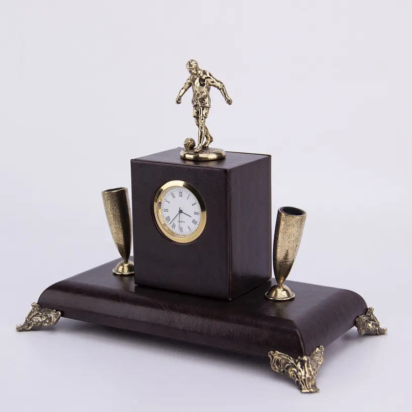 Держатель для письменных принадлежностей с часами "Футболист"