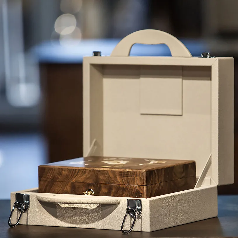 Шкатулка из корня ореха и янтаря "Лето"