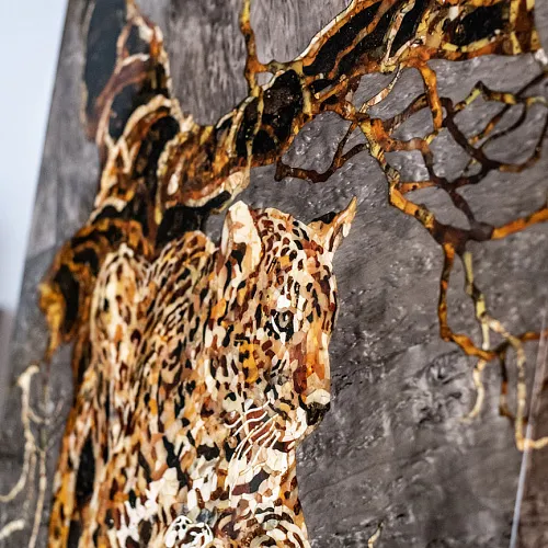 Панно из янтаря карельской березы «Леопард»