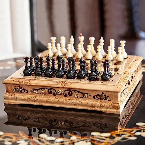 Шахматный ларец из карельской берёзы и янтаря