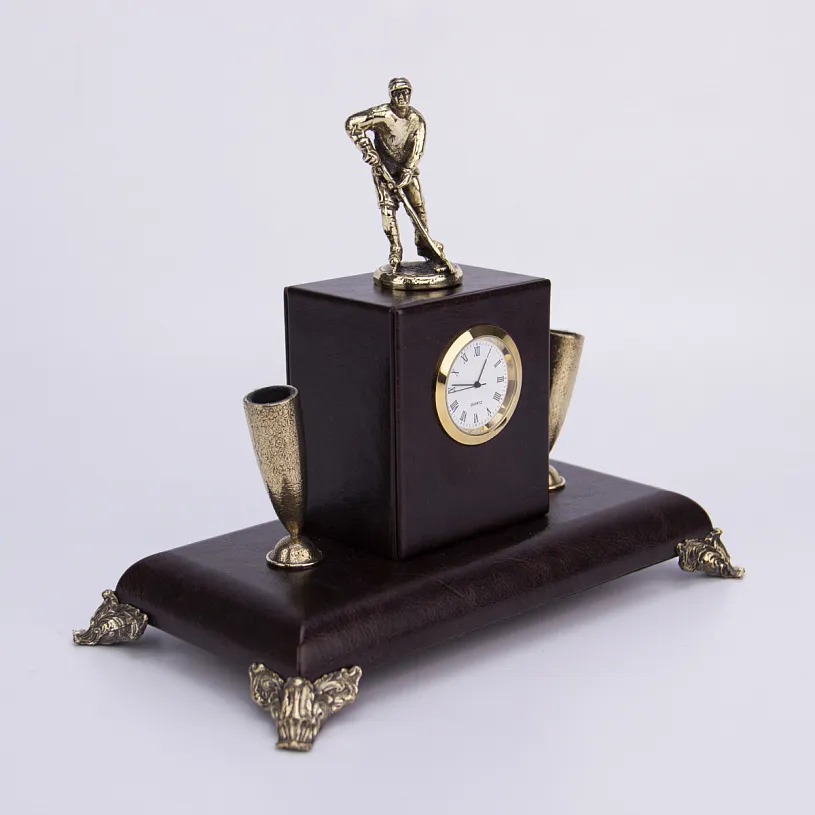 Держатель для письменных принадлежностей с часами "Хоккеист"