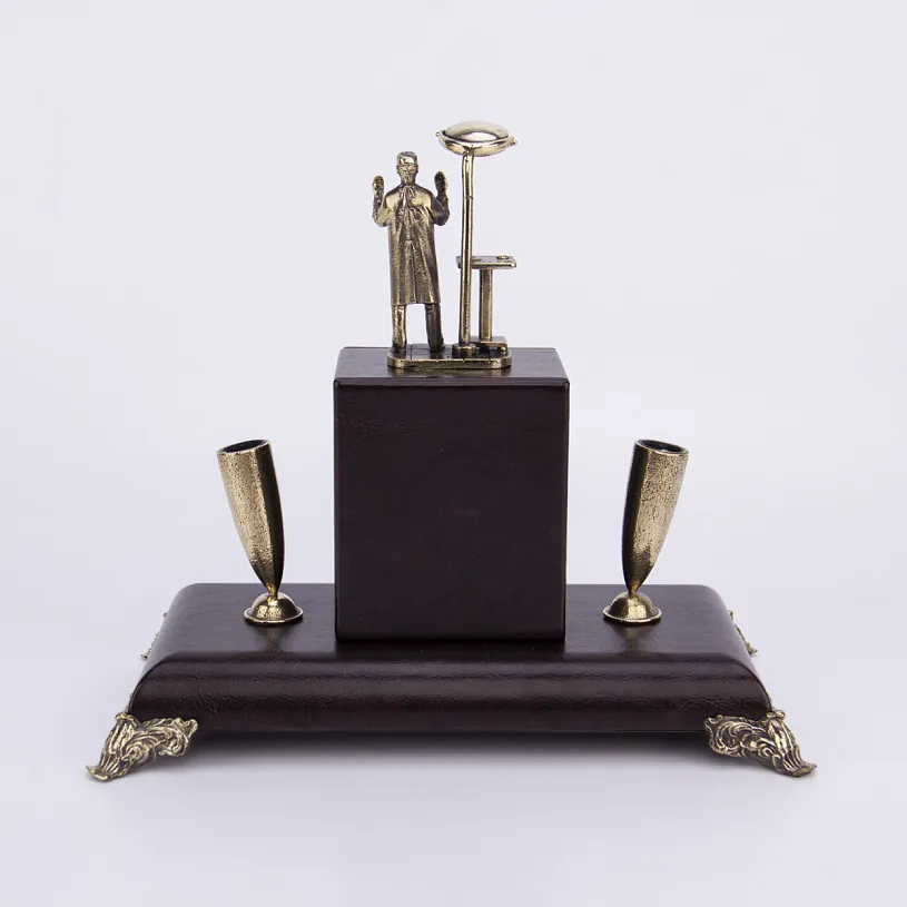 Держатель для письменных принадлежностей с часами "Хирург"