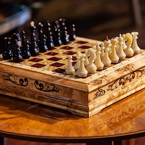 Шахматный ларец из карельской берёзы и янтаря