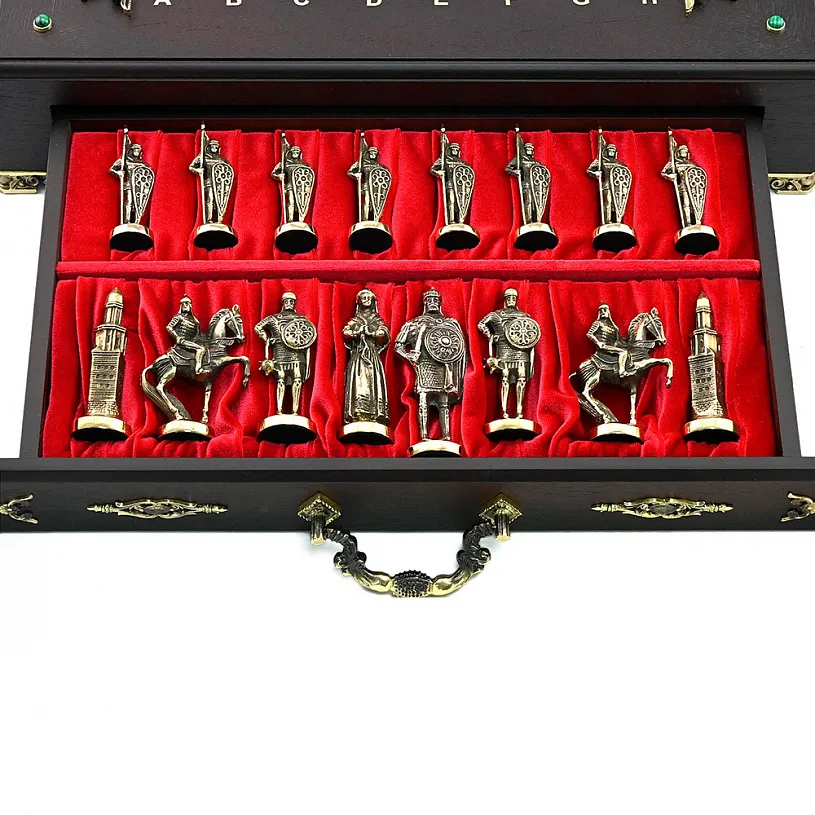 Шахматы подарочные в ларце "Русские"