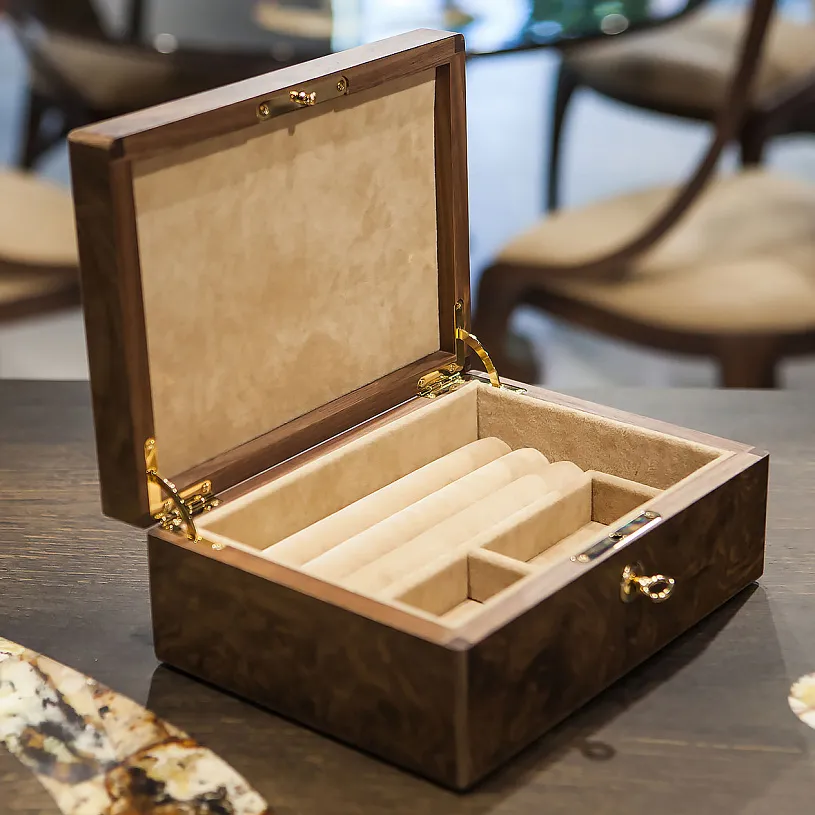 Шкатулка из корня ореха и янтаря "Лето"