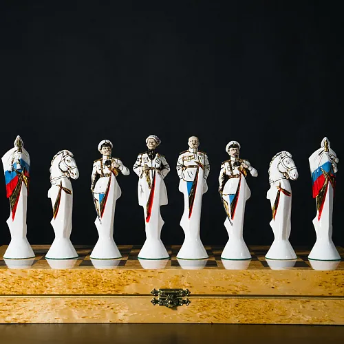 Коллекционные фарфоровые шахматы "Гражданская война"