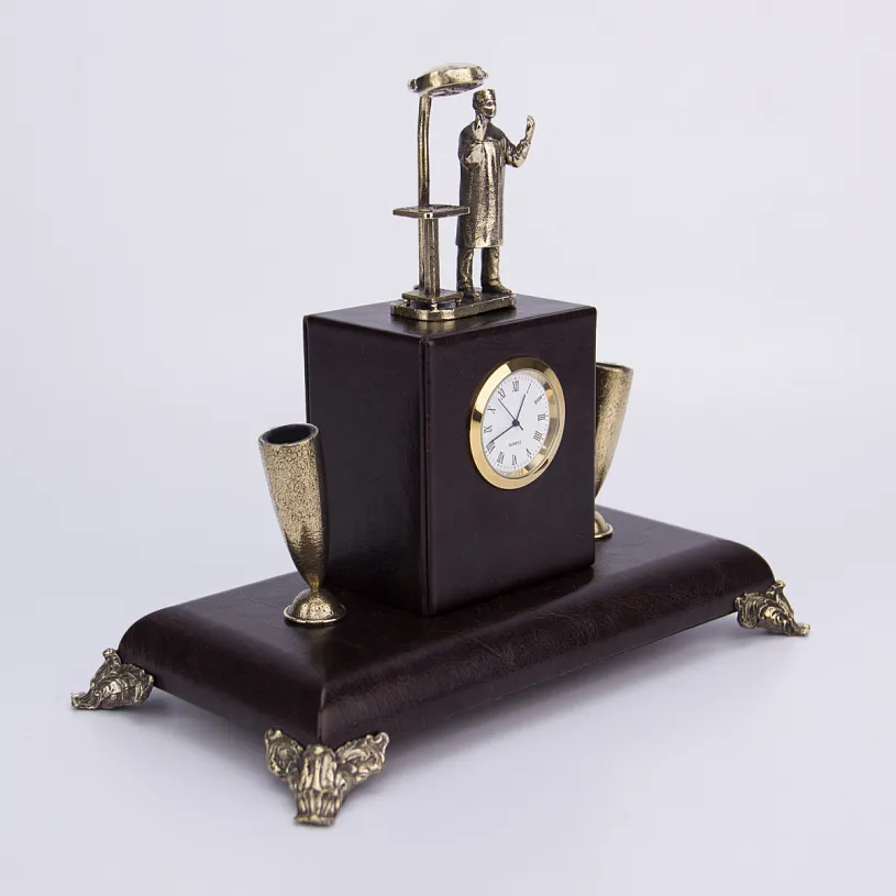 Держатель для письменных принадлежностей с часами "Хирург"