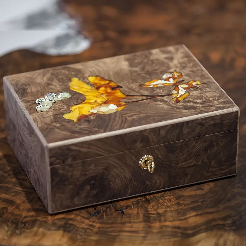 Шкатулка из корня ореха и янтаря "Лето"