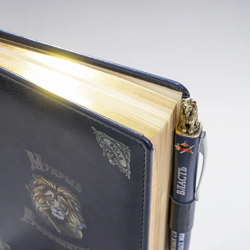 Блокнот с ручкой в футляре "Лев"