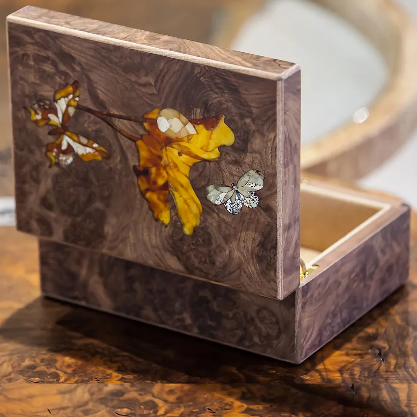 Шкатулка из корня ореха и янтаря "Лето"