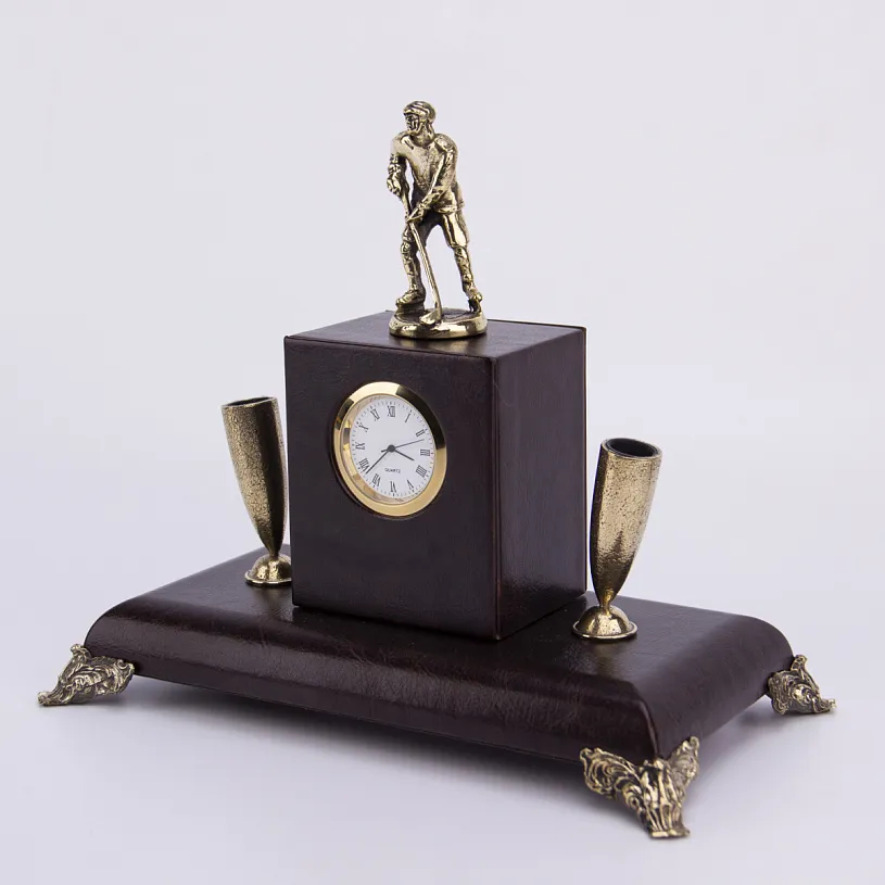 Держатель для письменных принадлежностей с часами "Хоккеист"