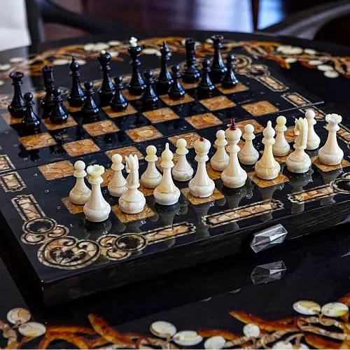 Шахматы из корня ореха и янтаря "Арабески марин"