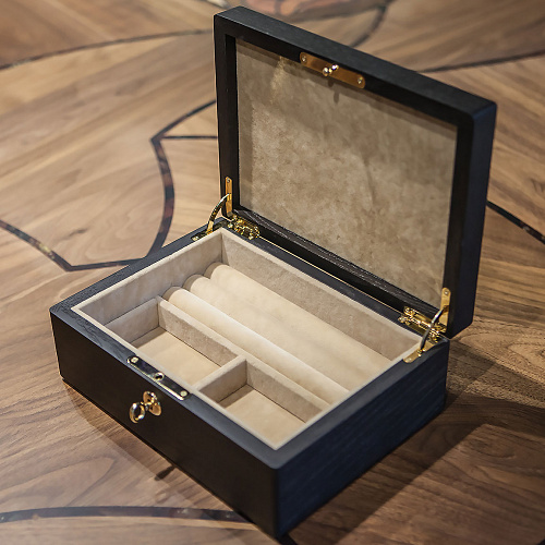 Шкатулка из мореного дуба и янтаря "Лето"