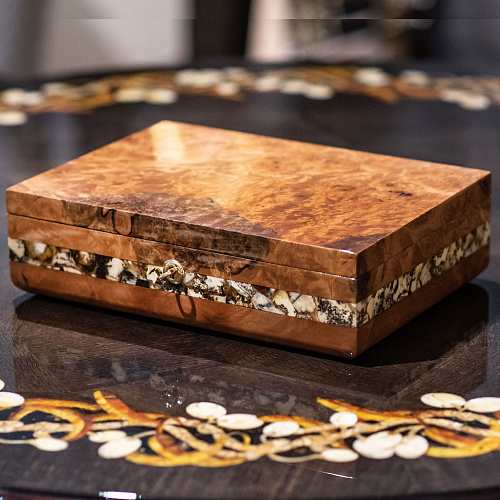 Шкатулка из корня ореха и янтаря "Александр"