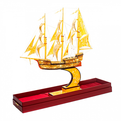 Корабль из янтаря "Парусник"