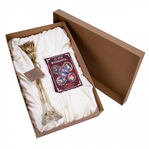 Цветок "Неувядаемая роза" в хрустальной вазе