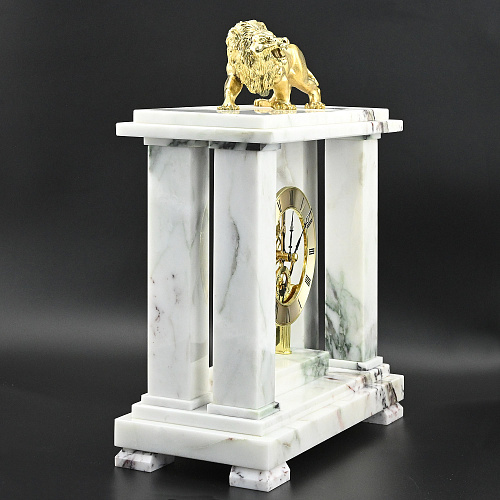 Часы интерьерные из белого мрамора "Лев" 